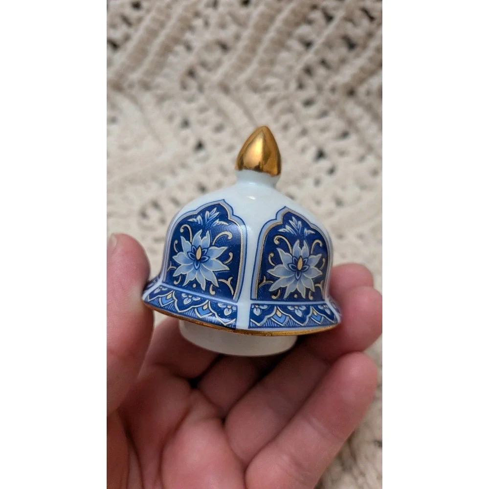 Blue and White Porcelain Decorative Ginger Jar with Gold Accent